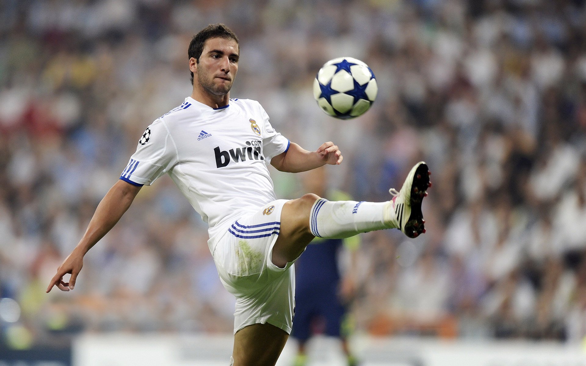 星空国际体育-C罗赛前鼓舞全队展现队长风范，c罗鼓励